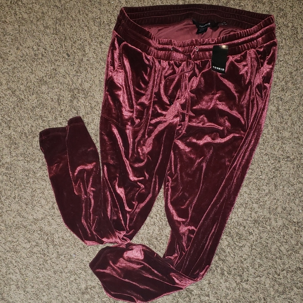 Torrid NWT sz 0 L 12 Zin Velvet Red Maroon Wine Colored lounge Taper Pants